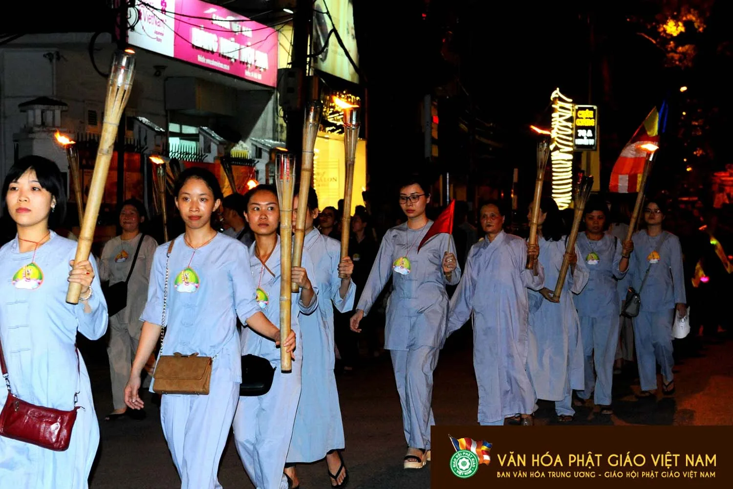 Phóng sự ảnh : Hà Nội Diễu hành xe Hoa Đức Phật Đản sinh,rước Xá Lợi Phật