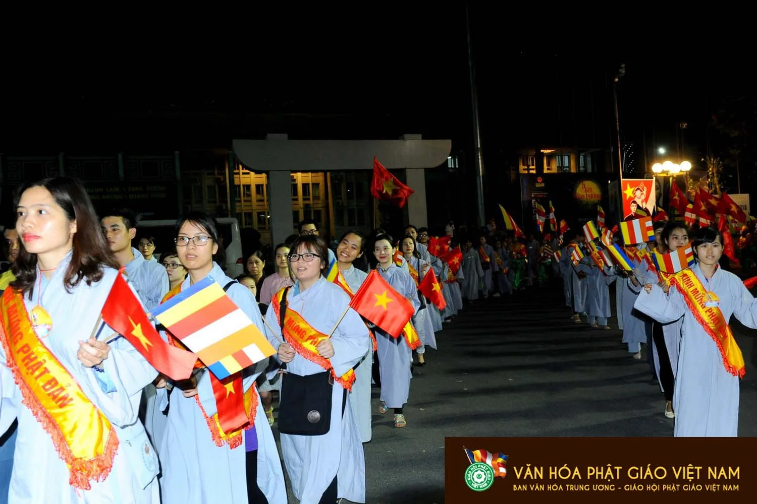 Phóng sự ảnh : Hà Nội Diễu hành xe Hoa Đức Phật Đản sinh,rước Xá Lợi Phật