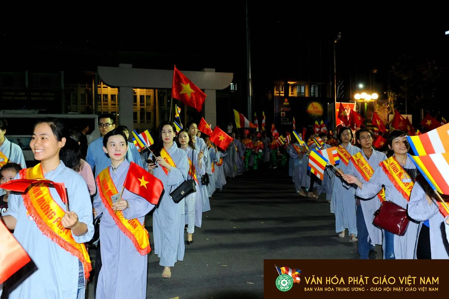 Phóng sự ảnh : Hà Nội Diễu hành xe Hoa Đức Phật Đản sinh,rước Xá Lợi Phật