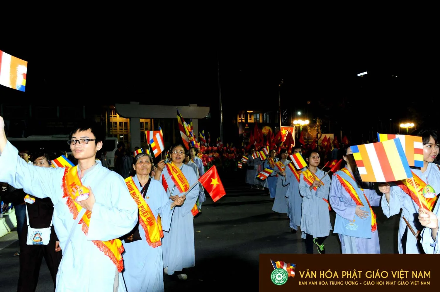 Phóng sự ảnh : Hà Nội Diễu hành xe Hoa Đức Phật Đản sinh,rước Xá Lợi Phật