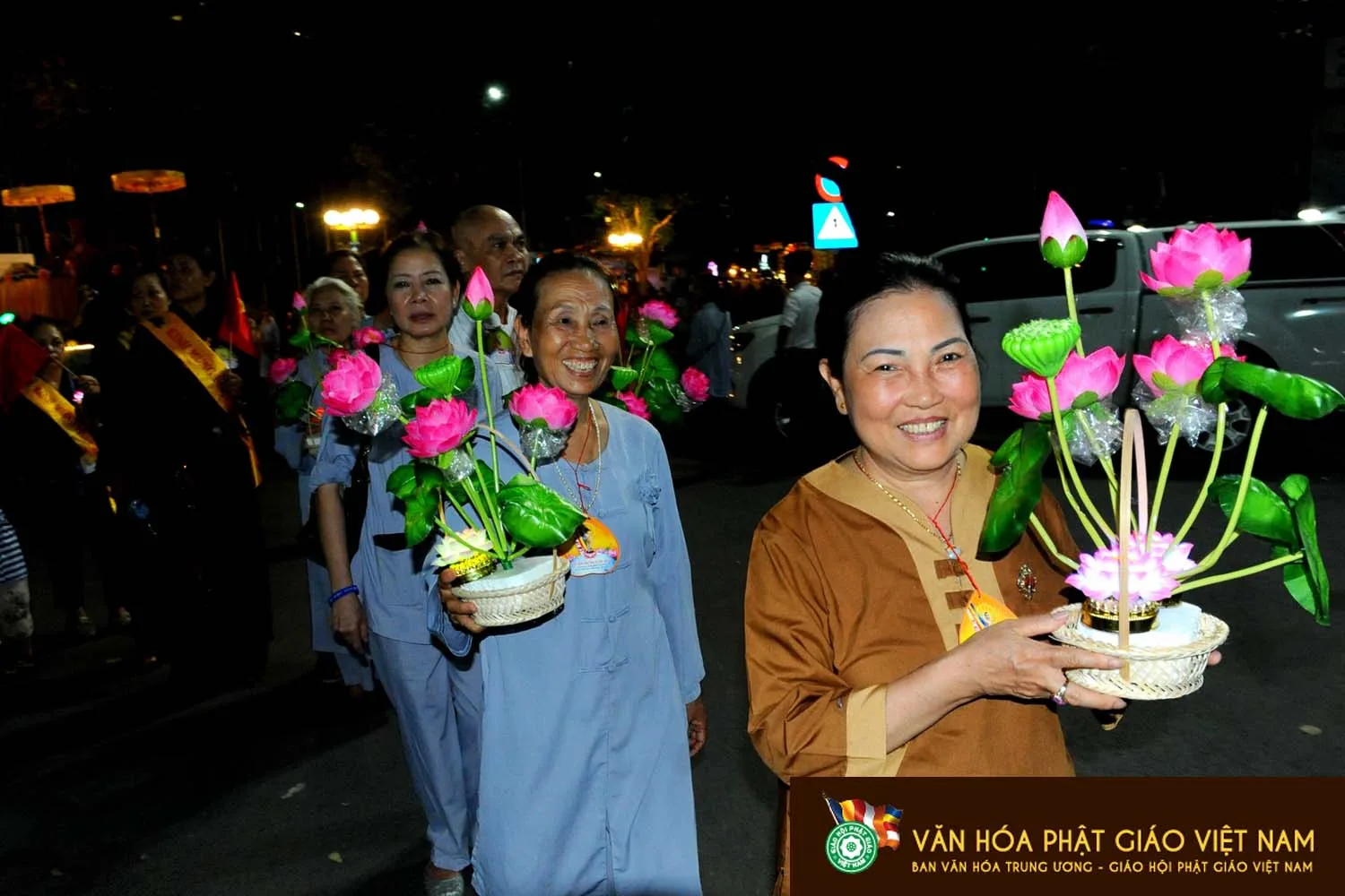 Phóng sự ảnh : Hà Nội Diễu hành xe Hoa Đức Phật Đản sinh,rước Xá Lợi Phật