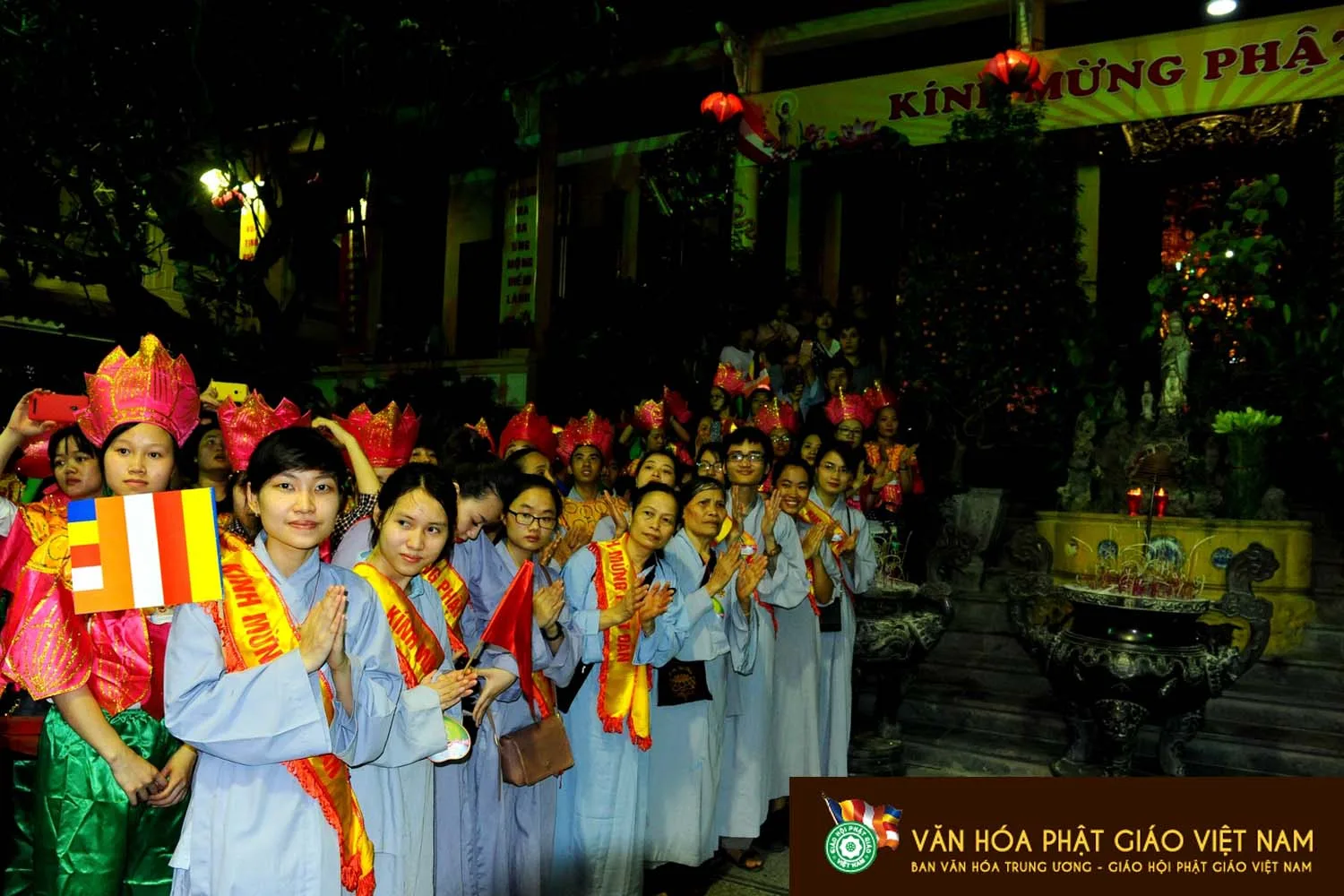 Phóng sự ảnh : Hà Nội Diễu hành xe Hoa Đức Phật Đản sinh,rước Xá Lợi Phật