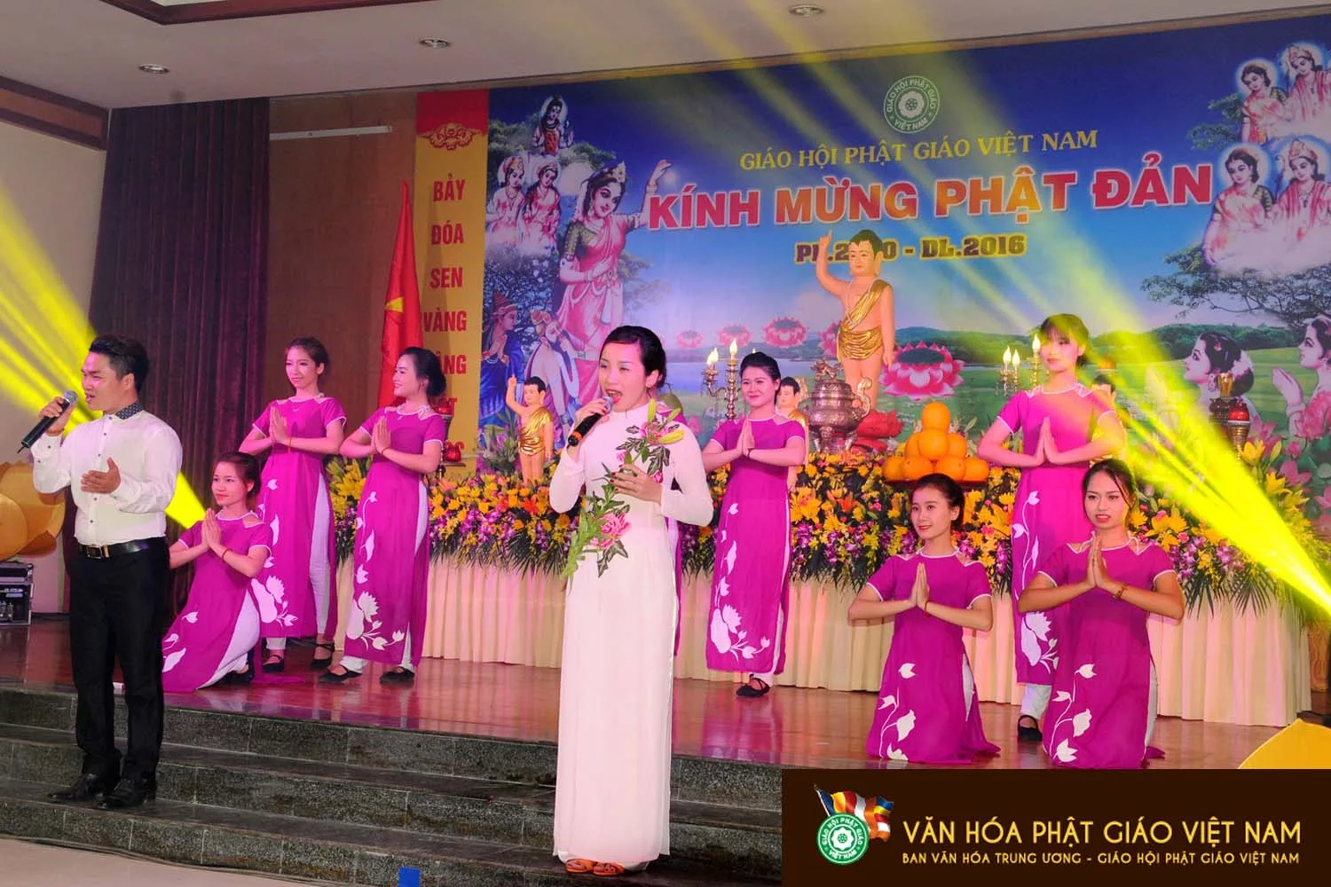 Phóng sự ảnh : Hà Nội Diễu hành xe Hoa Đức Phật Đản sinh,rước Xá Lợi Phật