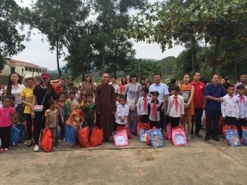 Quảng Ninh: PG huyện Ba Chẽ trao quà cho HS có hoàn cảnh khó khăn