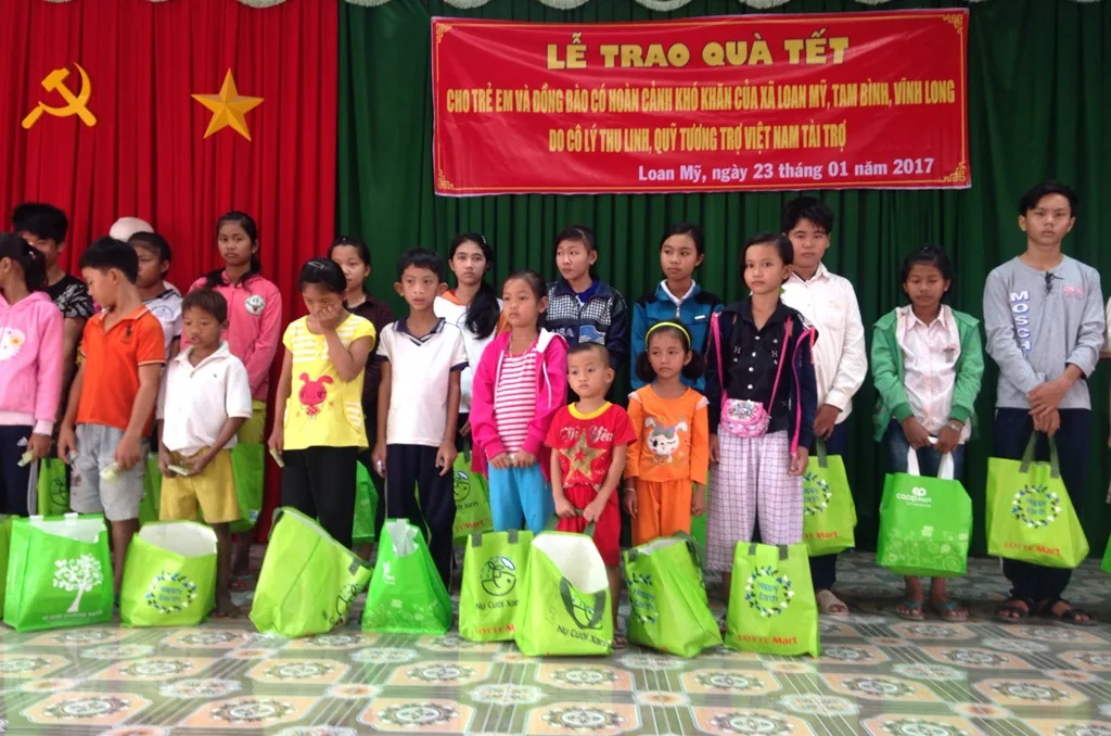 Tặng quà Tết đến trẻ em có hoàn cảnh khó khăn