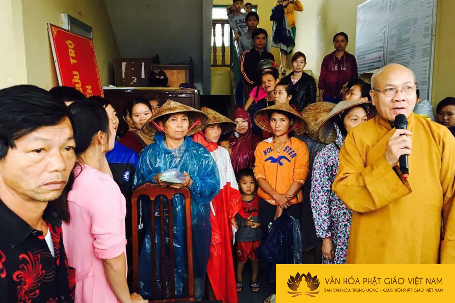 Đại diện Giáo hội Việt Nam và Ban Văn hoá giáo hội Phật giáo Việt Nam đi cứu trợ tại hai xã Hoá Phúc, Hoá Tiến, huyện Minh Hoá, tỉnh Quảng Bình