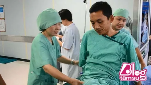 Vu Lan báo hiếu, con trai hiến thận cho mẹ nghèo gây xúc động cư dân mạng