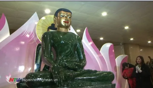 Chùa Đại Tuệ cung nghing Phật Ngọc Hòa Bình thế giới