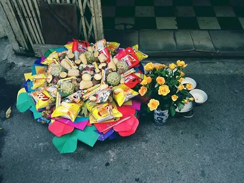 Cúng Rằm tháng 7 đúng cách để khỏi rước "vong" vào nhà.