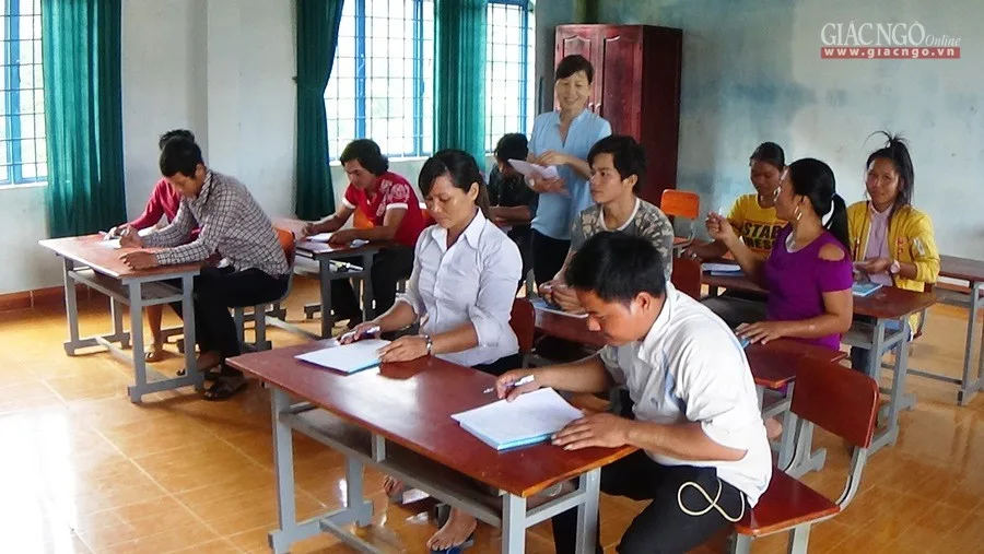 Giờ học đầu tiên của "lớp học xóa mù"