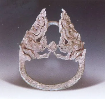 rồng trên bàn đạp yên ngựa, Trần (tk 13), C: 15,5; R: 12,2. Địa điểm phát lộ: Yên Sinh, Đông Triều Quảng Ninh. Hiện vật BTLSVN[29].