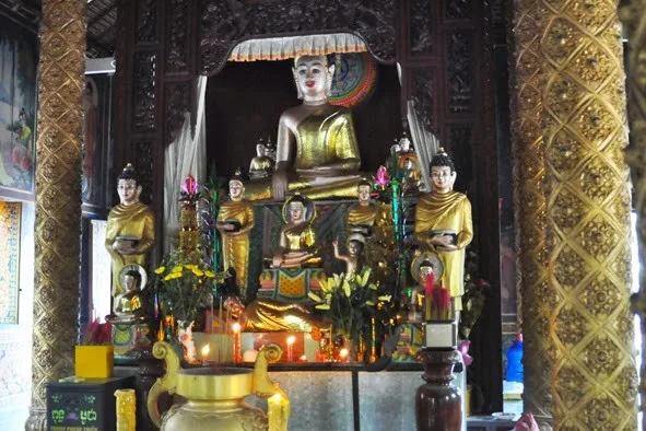Chánh điện chùa Dơi Khmer (chùa Mahatup) ở Sóc Trăng. Chỉ thờ tượng Phật Thích Ca.