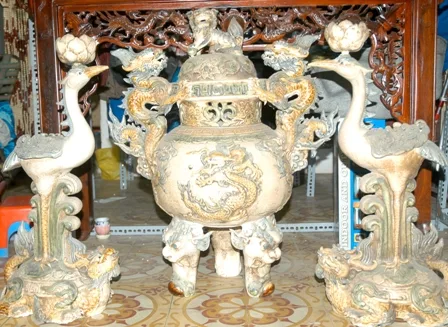 Bộ đỉnh và đôi hạt đội hoa sen, gốm Bát Tràng thể hiện truyền thống Việt