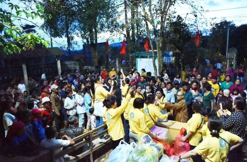 Quảng Trị: Ban Văn hoá Trung ương GHPGVN trao quà cho bà con dân tộc vùng lũ