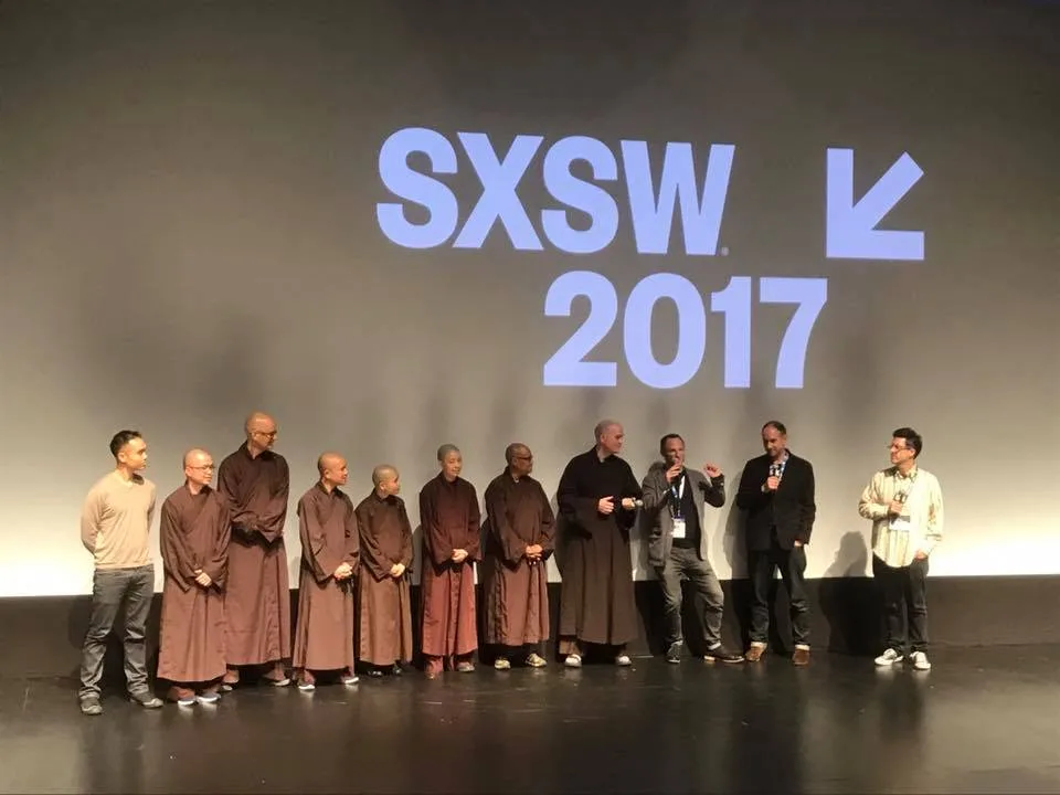 Hai đạo diễn Marc J. Francis, Max Pugh và các sư thầy Làng Mai trong buổi công chiếu phim Walk with me tại Liên hoan phim South By Southwest ở Austin, Texas, Mỹ