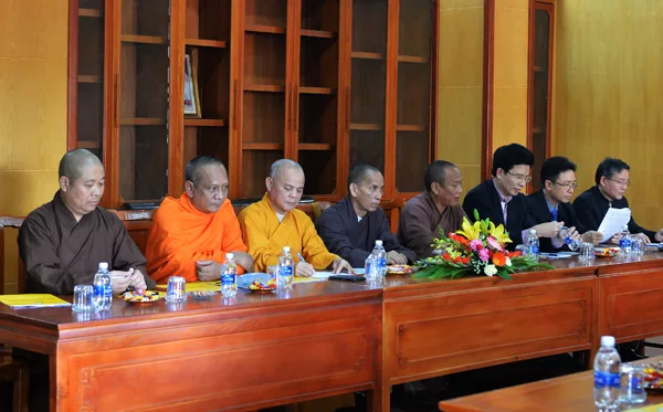 Đại biểu tham dự theo dõi, lắng nghe các ý kiến