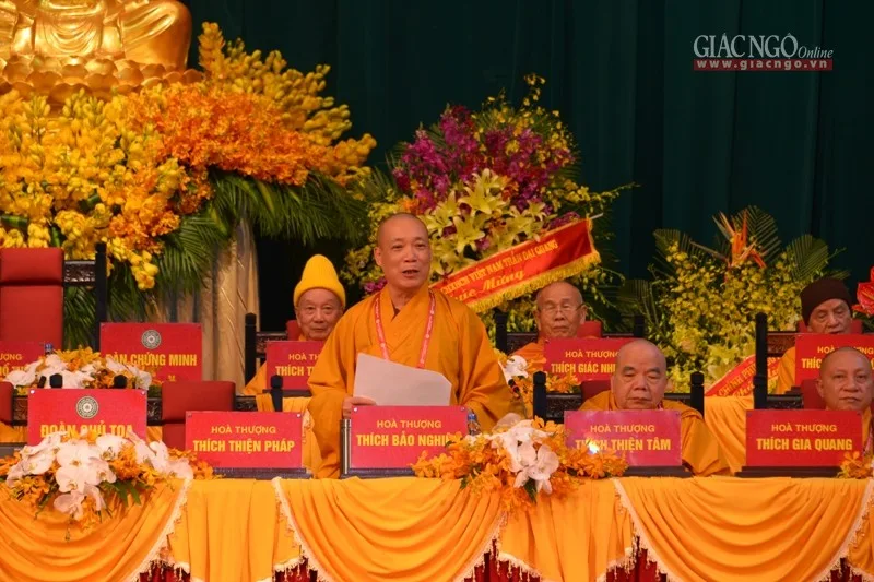 HT.Thích Bảo Nghiêm điều hành phiên làm việc - mời HT.Thích Thiện Pháp đọc tờ trình nhân sự