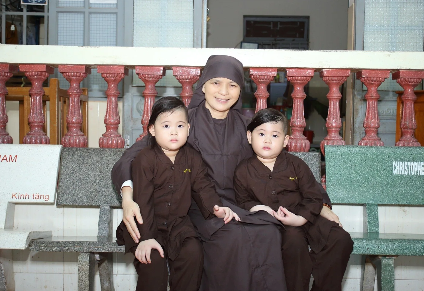 Sư cô Minh Hải bên cặp song sinh
