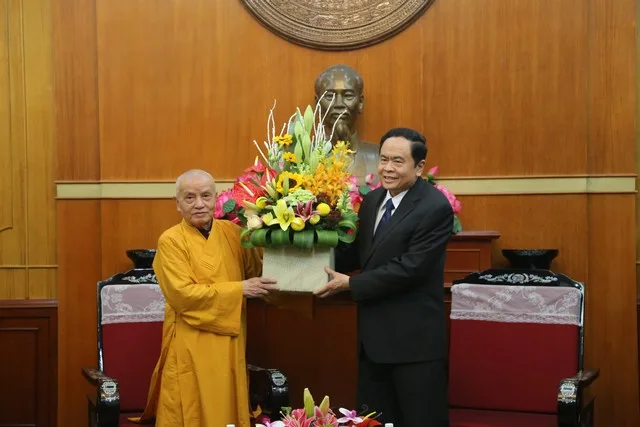 HT.Thích Thanh Dũng nhận hoa chúc mừng từ ông Trần Thanh Mẫn - Chủ tịch Ủy ban T.Ư MTTQVN