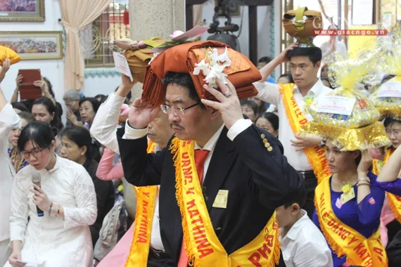 Thí chủ dâng y cúng dường