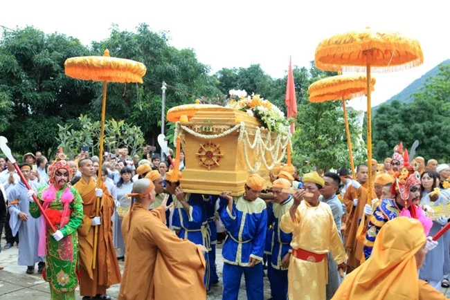 Cung tống kim quan HT.Thích Trí Tâm nhập bảo tháp