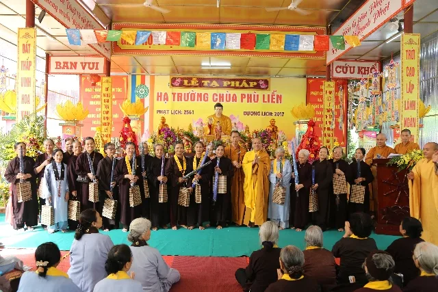 Trao quà tới Phật tử