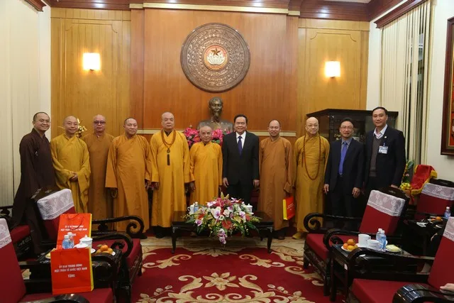 Chụp hình lưu niệm tại Trụ sở Ủy ban T.Ư MTTQVN