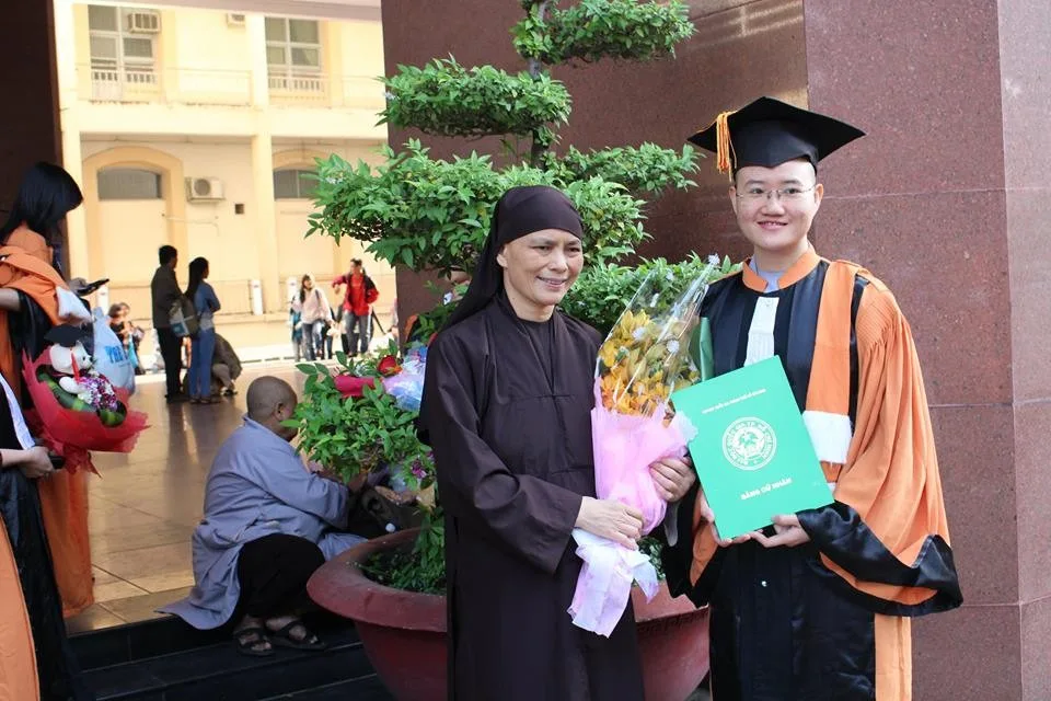 Sư cô Minh Hải trong lễ tốt nghiệp của Nguyễn Thị Hòa Bình