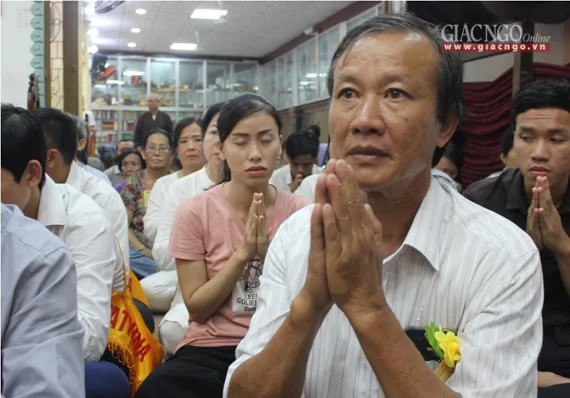 Phật tử thành tâm dự lễ
