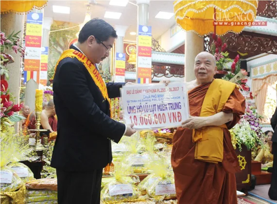 Thí chủ ủng hộ quỹ từ thiện