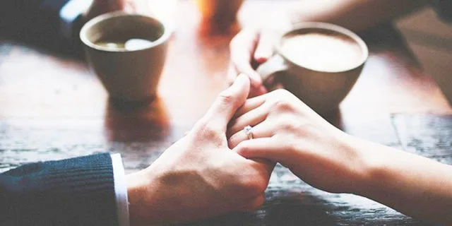 Vì sao chúng ta làm tổn thương người mình yêu, nhưng lại mỉm cười với người mình không thích?