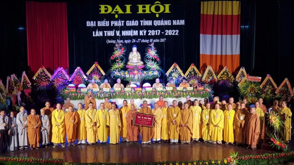 Hoà thượng Chủ tịch HĐTS GHPGVN tặng Bức khánh chúc mừng Tân BTS