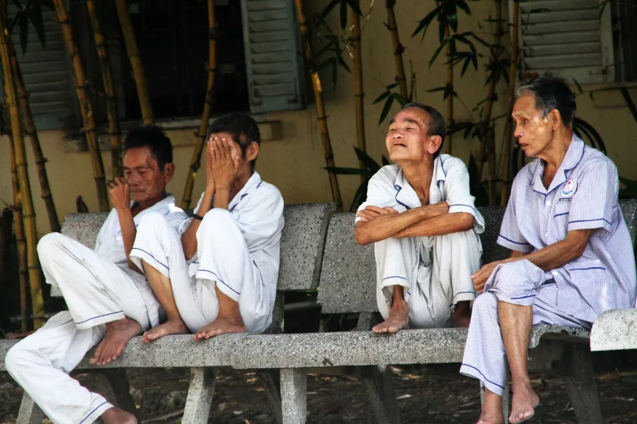 Những người ngồi ở… “hiên đời”