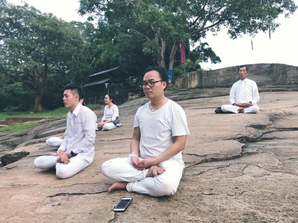 Sống chậm bằng cách buông điện thoại, thảnh thơi ngồi thở