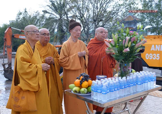 Di dời tôn tượng "Phật Cô Đơn" để tiếp tục thi công