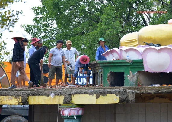 Di dời tôn tượng "Phật Cô Đơn" để tiếp tục thi công