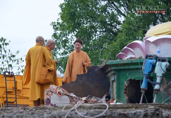 Di dời tôn tượng "Phật Cô Đơn" để tiếp tục thi công