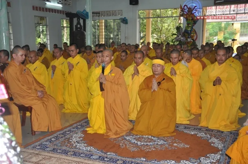 Tăng sinh Thích Vạn Bảo (khóa VI) dâng lời tưởng niệm