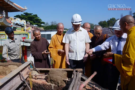 HT.Thích Trí Quảng cùng các ông Trần Đại Quang, Lê Hoàng Quân giám sát trước thời khắc rót đồng