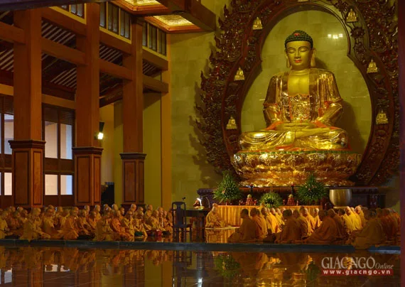Tôn tượng Đức Bổn sư bằng đồng tại chánh điện do Tăng Ni, Phật tử miền Bắc cung tiến
