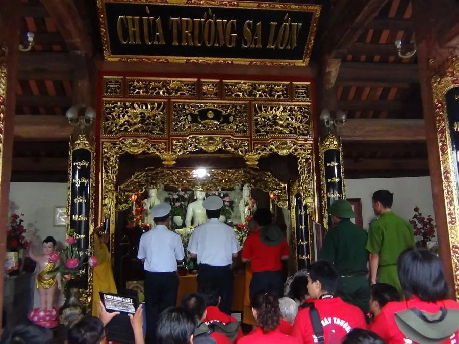 Đoàn khách đến từ đất liền viếng chùa Trường Sa Lớn