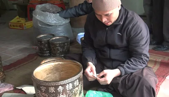 Cuối năm dọn dẹp bàn thờ vào ngày nào, có cần nhờ thầy bốc bát hương?
