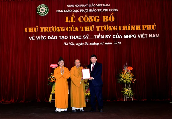 Ông Bùi Thanh Hà trao văn bản của Thủ tướng