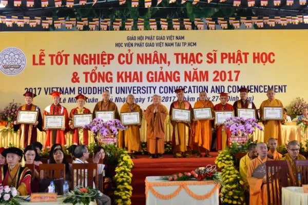 TP.HCM: Lễ tốt nghiệp và khai giảng năm học mới