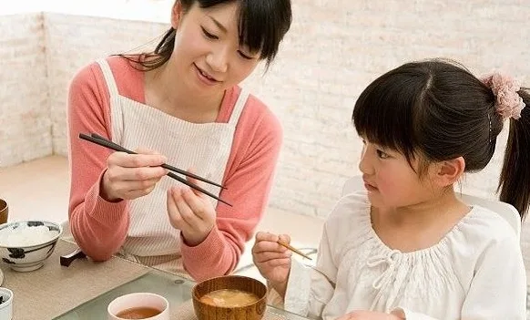 Giáo dục con cái ngay trên chính bàn ăn của gia đình mình