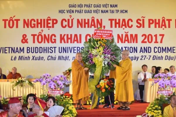 TP.HCM: Lễ tốt nghiệp và khai giảng năm học mới