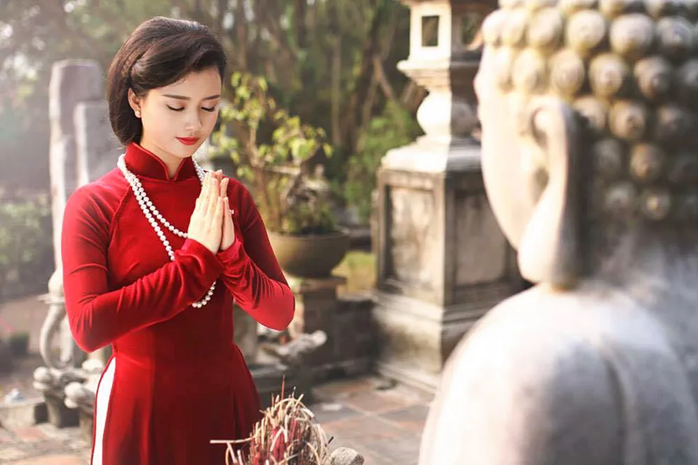 Nghiệp báo từ việc ăn mặc thiếu kín đáo khi lễ chùa