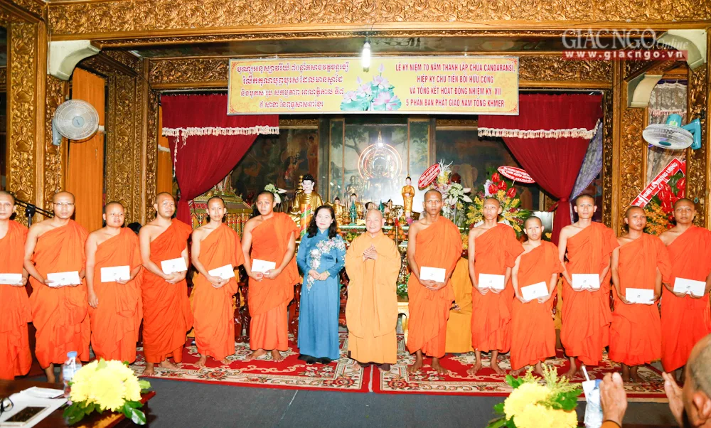Trao học bổng cho chư Tăng và sinh viên