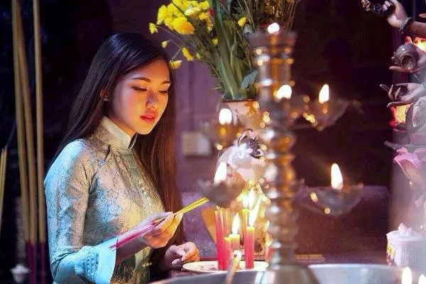 Nghiệp báo từ việc ăn mặc thiếu kín đáo khi lễ chùa