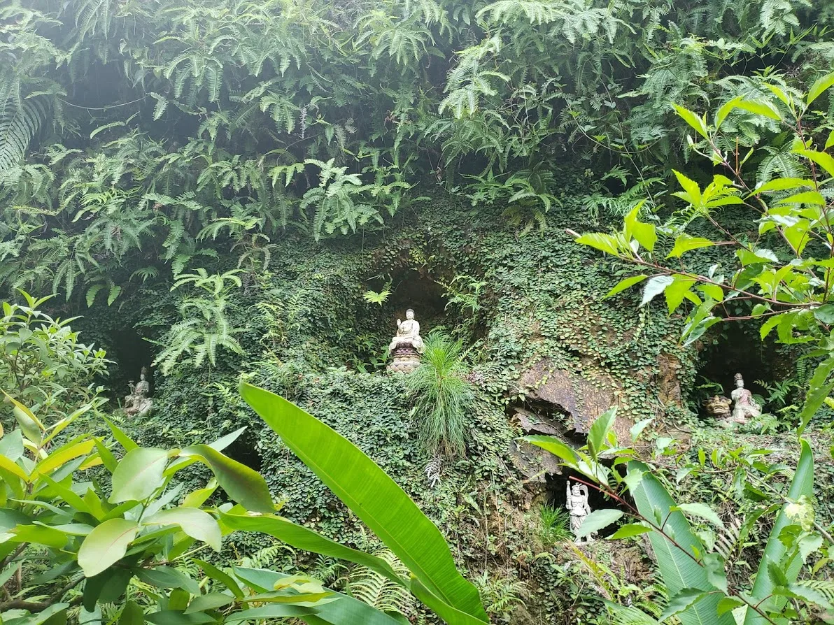 Tượng phật nằm ẩn trong vách núi